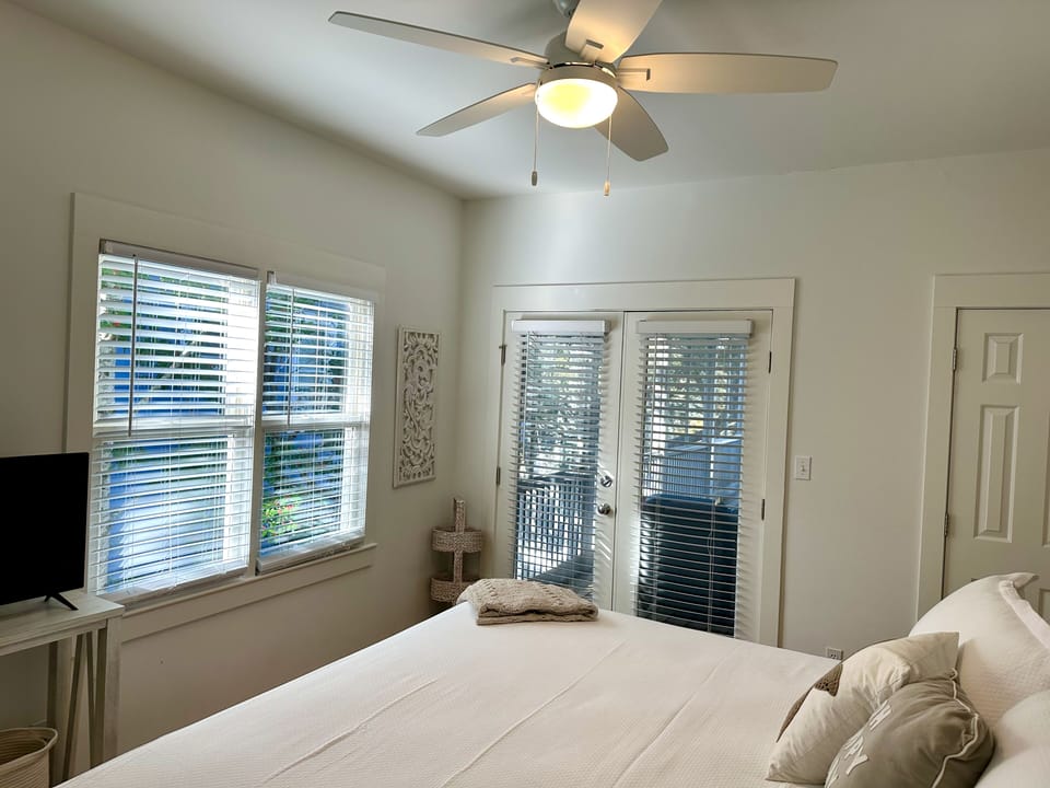 KING W/ FURNISHED PORCH ACCESS