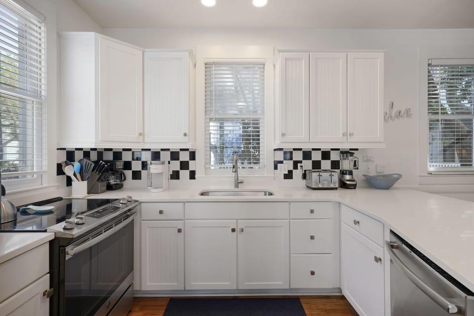 KITCHEN W ALL STAINLESS STEEL APPLIANCES
