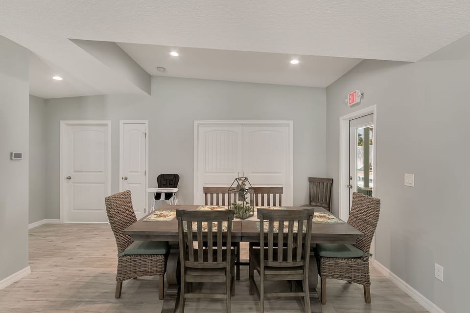 Seating for 8 in Dining Area Beside Kitchen