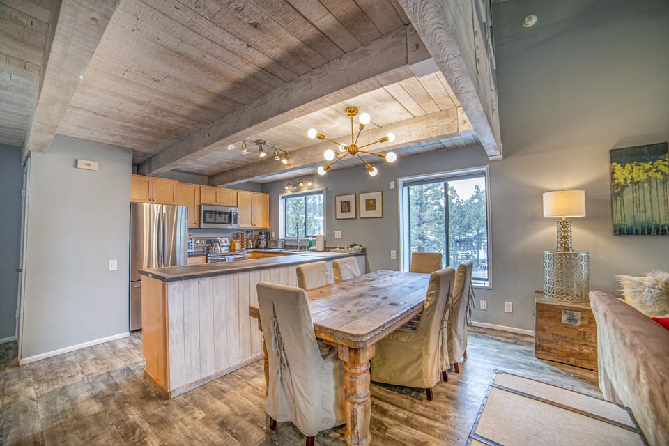 FULLY equipped Kitchen w/ farmhouse table