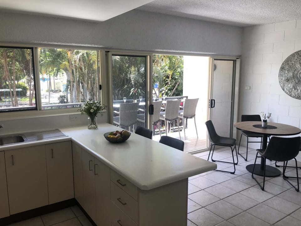 Breakfast bar & Dining