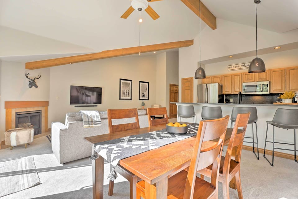 Interior | Open Floor Plan | Free WiFi