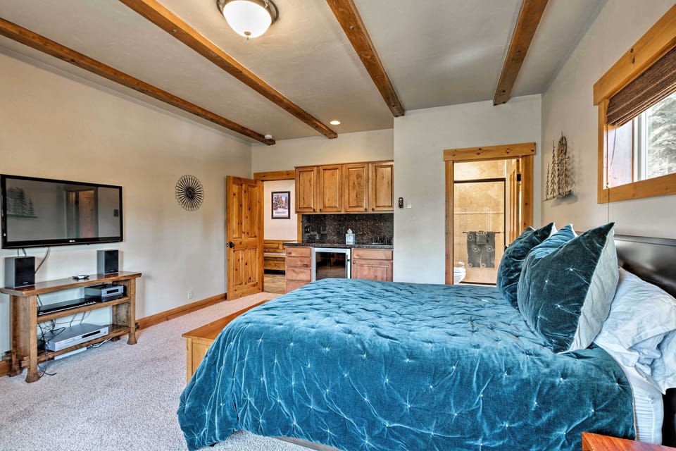 Bedroom 4 (In-Law Suite) | Wet Bar | En-Suite Bathroom