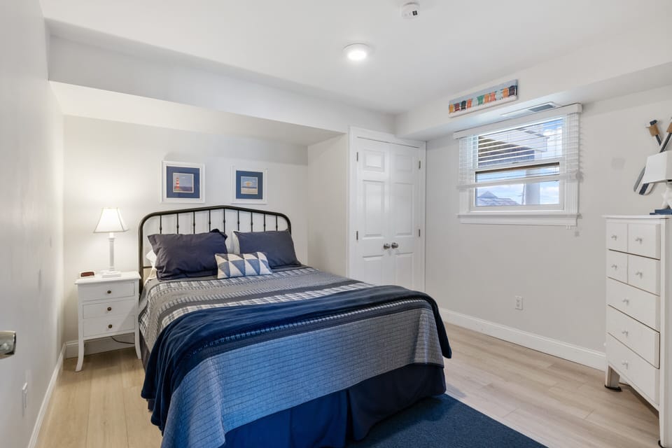 DOWNSTAIRS BDRM 
QUEEN SIZE BED