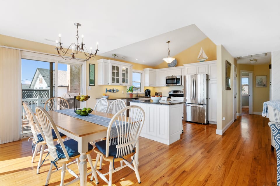 KITCHEN     DINING RM