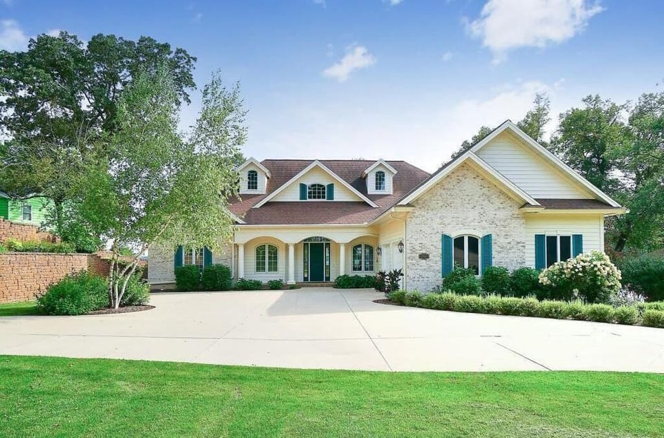 1.5 acres of yard, room for outdoor activities.