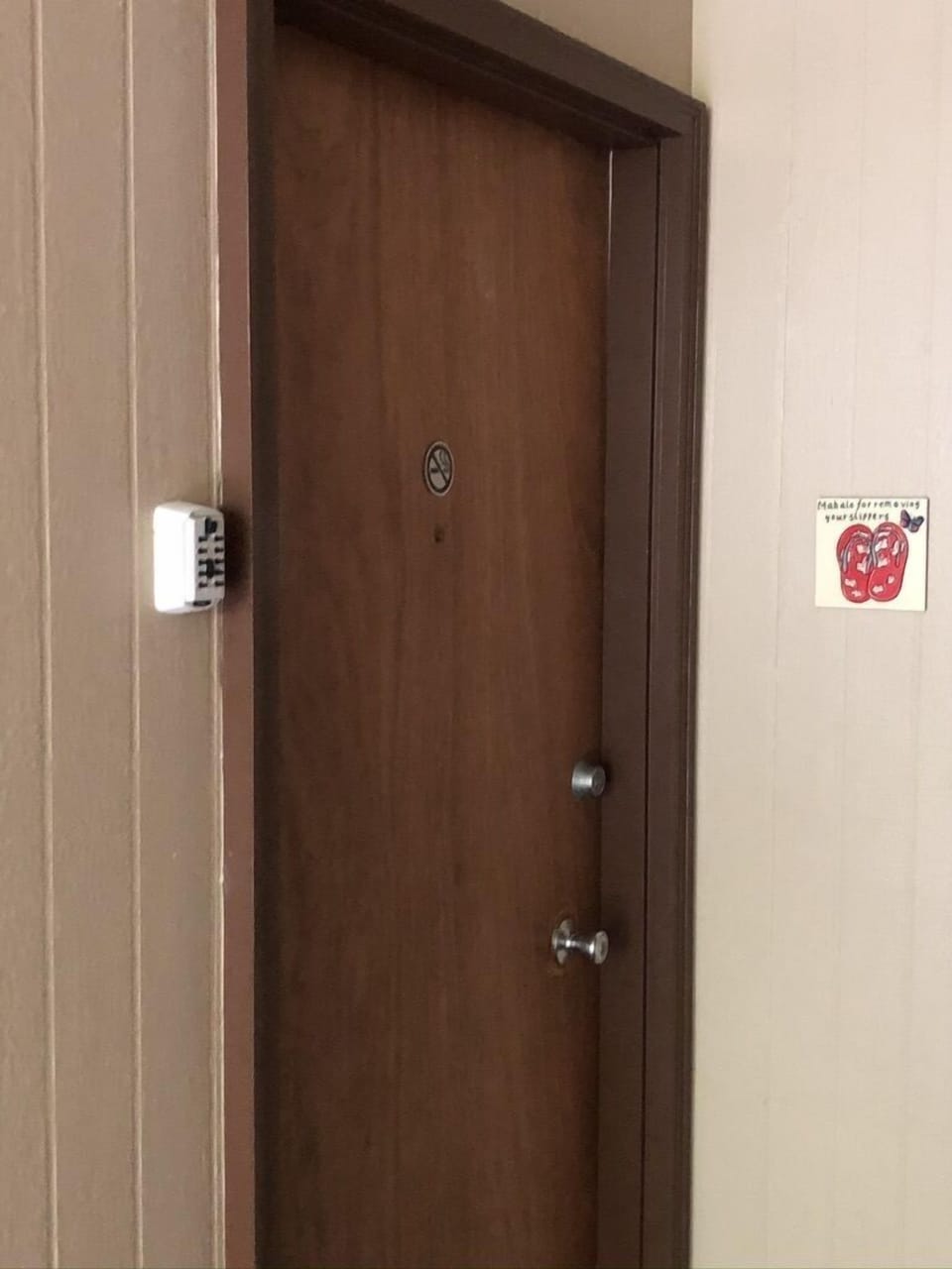 Lockbox and electronic door lock for self checkin