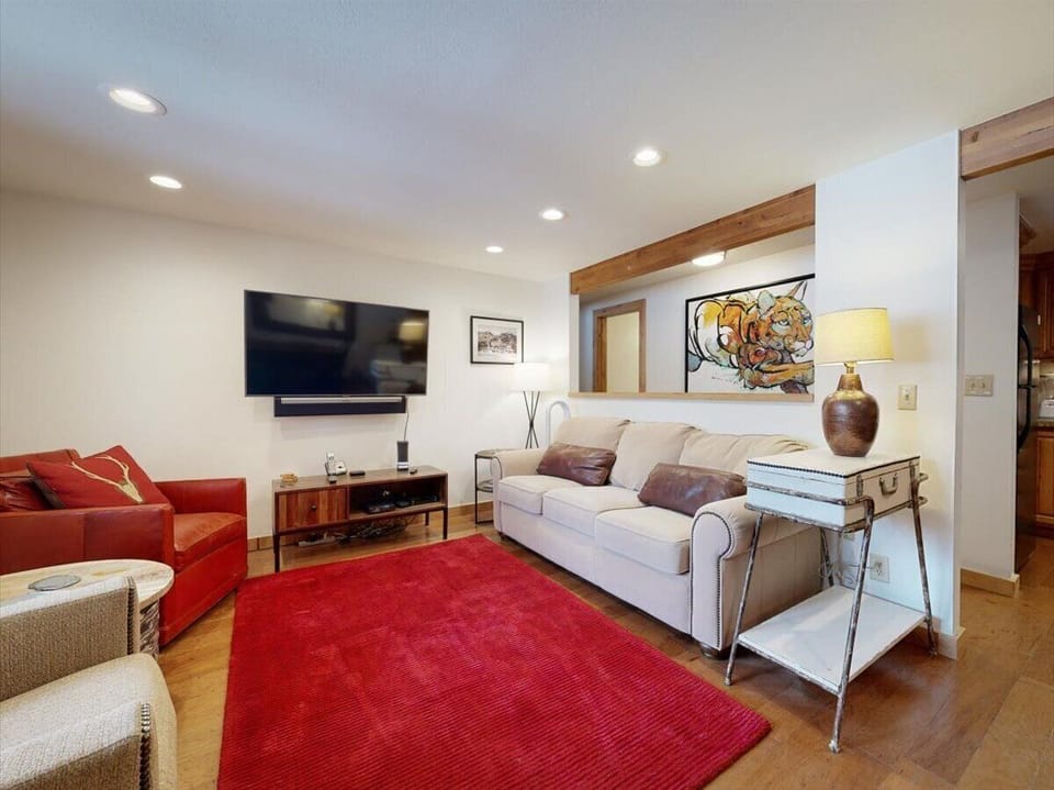 Lounge area with recliner. SMART TV. 