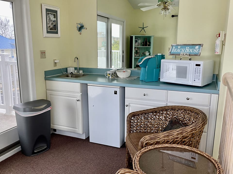 Third Fl Wet Bar/Coffee,Tea Bar w/Microwave Also Refrigerator