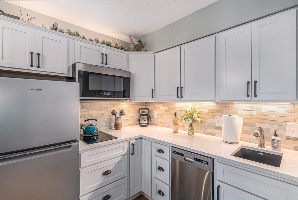 Well-equipped kitchen for light meals and sunset snacks: Stovetop, microwave, full-size fridge, dishwasher