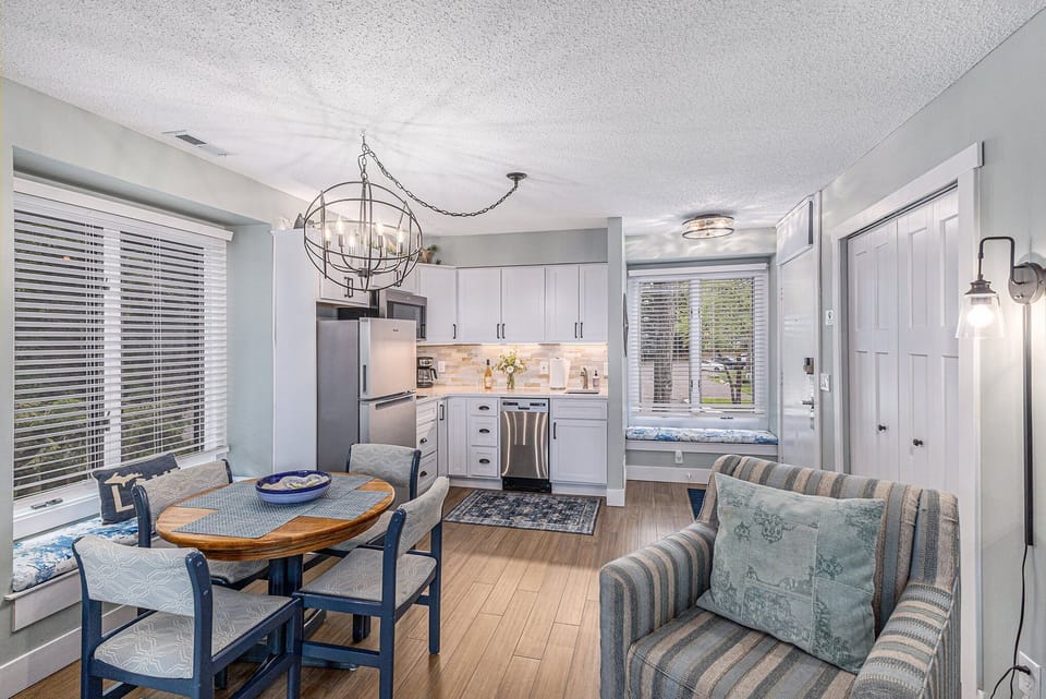 Ideal for couples, solo guests, and equestrian visitors alike