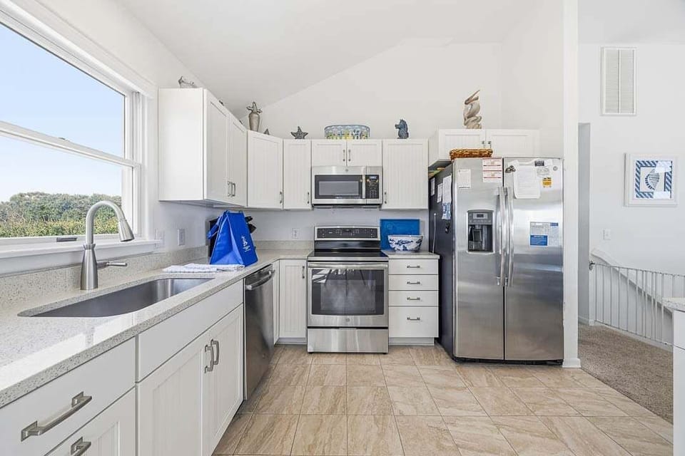Top-Level Kitchen with Bar (seats 3)