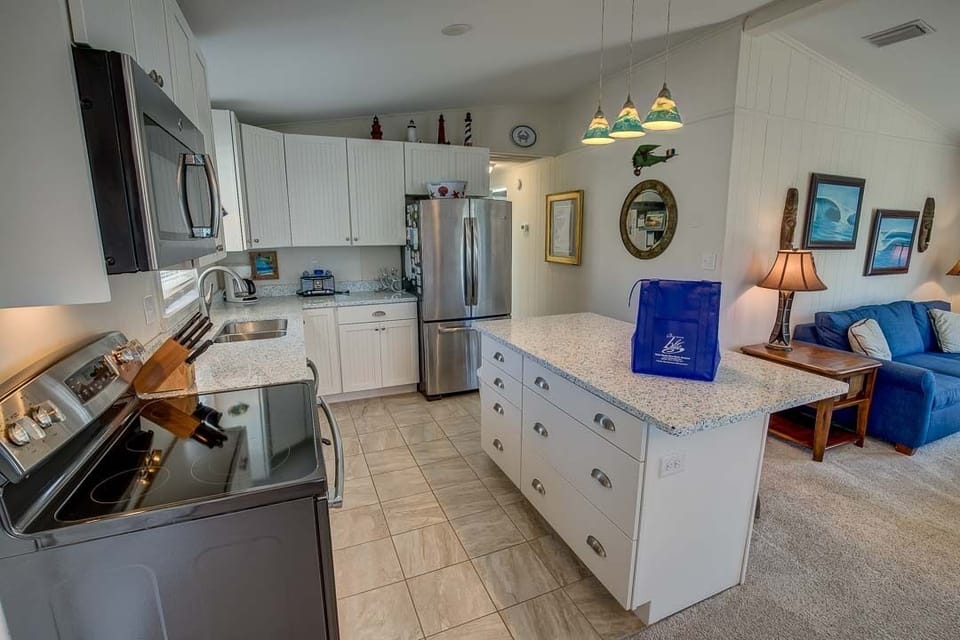 Main-Level Kitchen with Bar (seats 2)