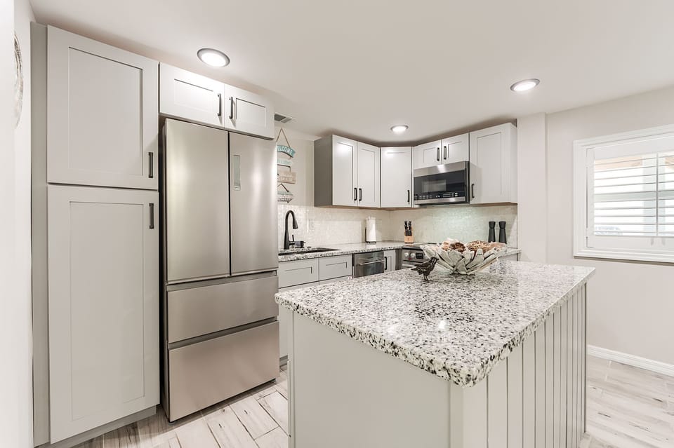 Fully equipped kitchen, range has air fryer