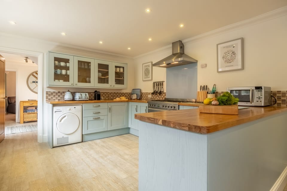 Ground floor: Well-equipped kitchen
