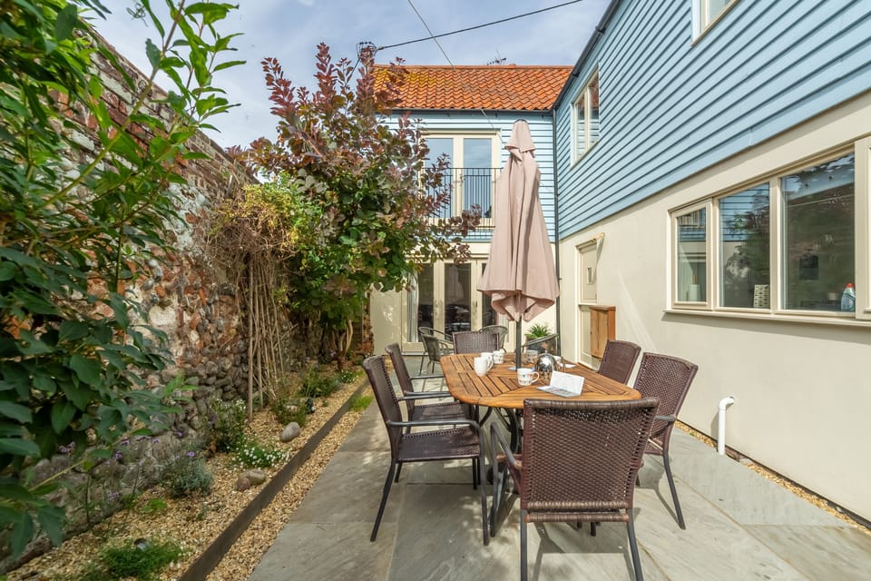 Hideaway House, Wells-next-the-Sea: Al fresco dining in the courtyard garden