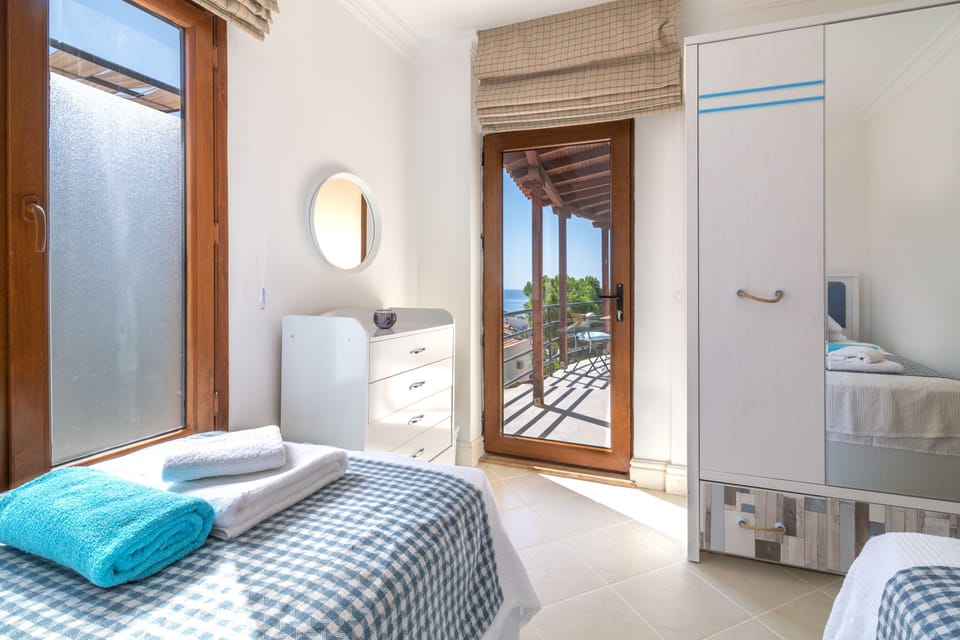 Twin room with separate access to the balcony