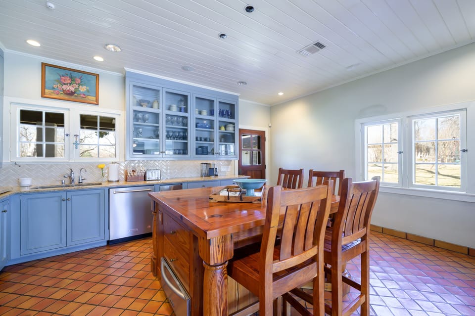 Main kitchen with informal seating