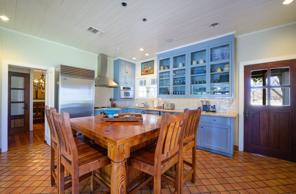 Main kitchen with informal seating