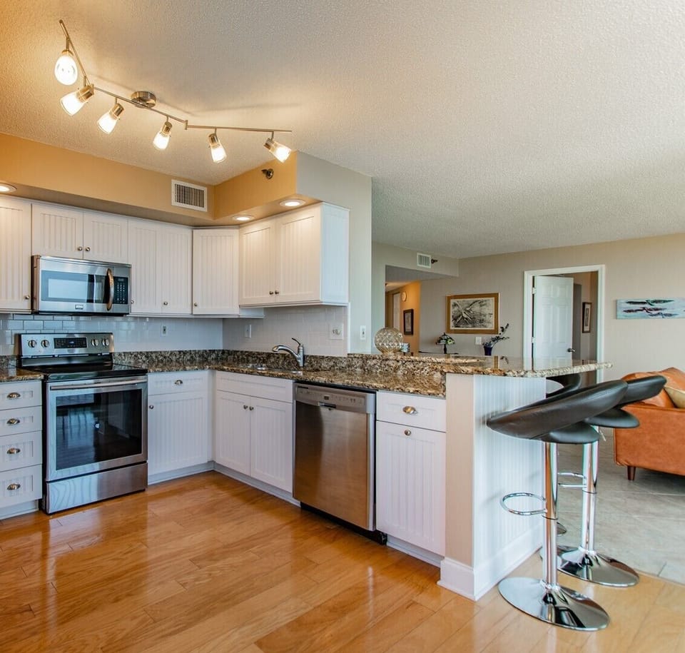 Kitchen & Breakfast Bar