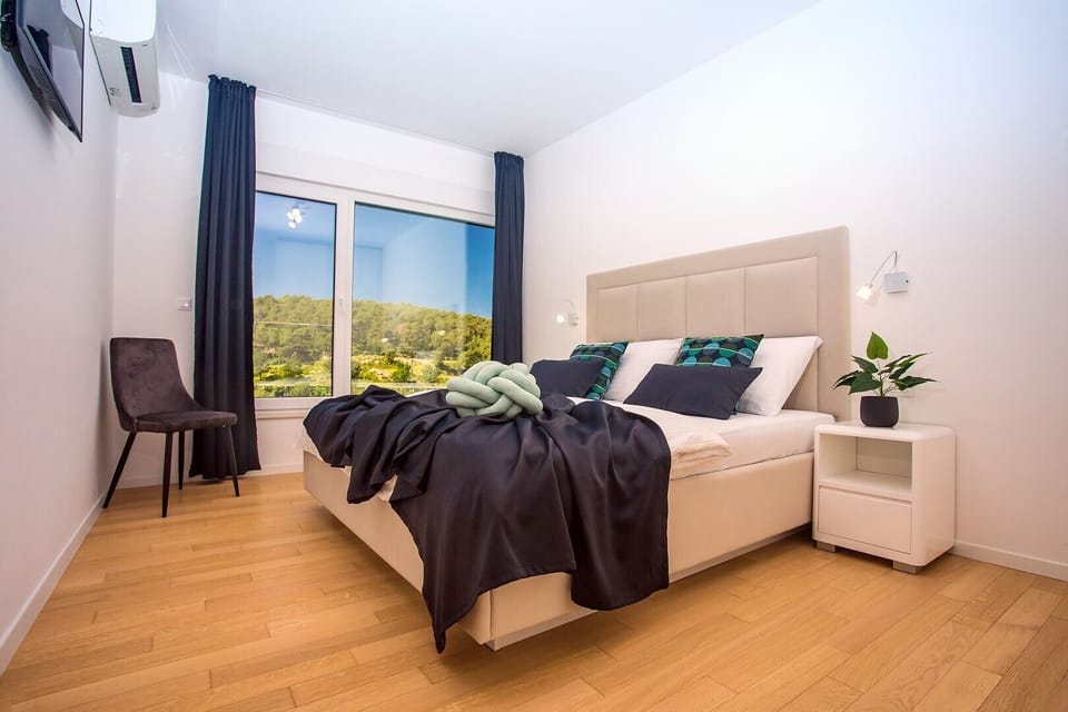 Bedroom No3 with king size bed 180cm x 200cm, TV, A/C, en-suite bathroom 