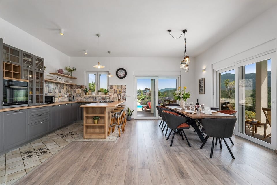 Fully equipped kitchen with a kitchen island and dining area