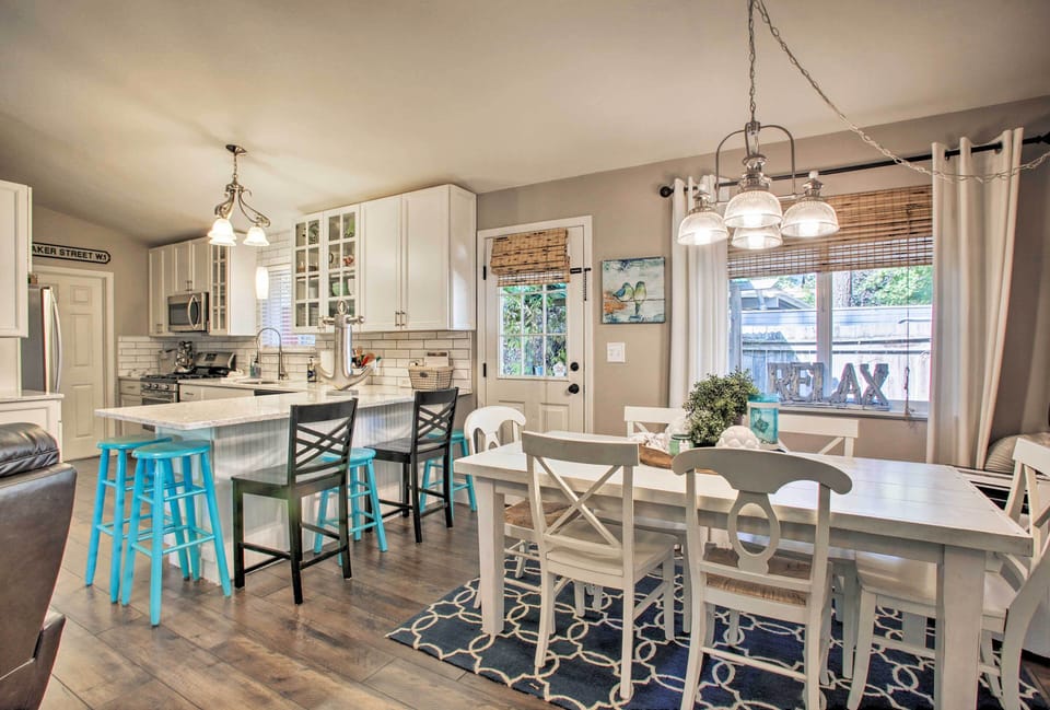 Dining Area | Dishes & Flatware Provided