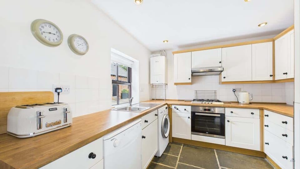 Everything you need for a self-catering stay, including a microwave, kettle, toaster, and ample prep space.