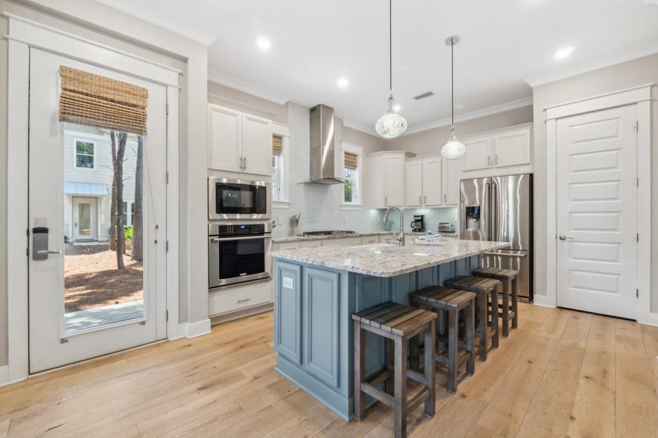 Kitchen with Breakfast Bar