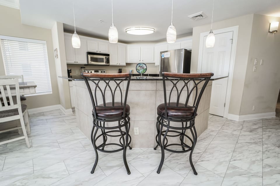 Kitchen with Breakfast Bar