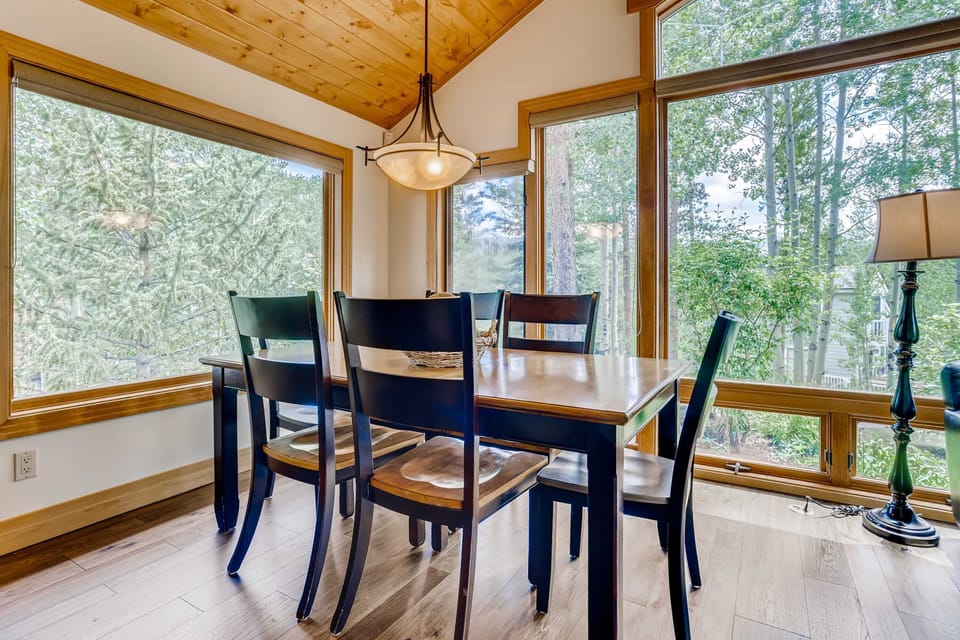 Extra dining space seats 6