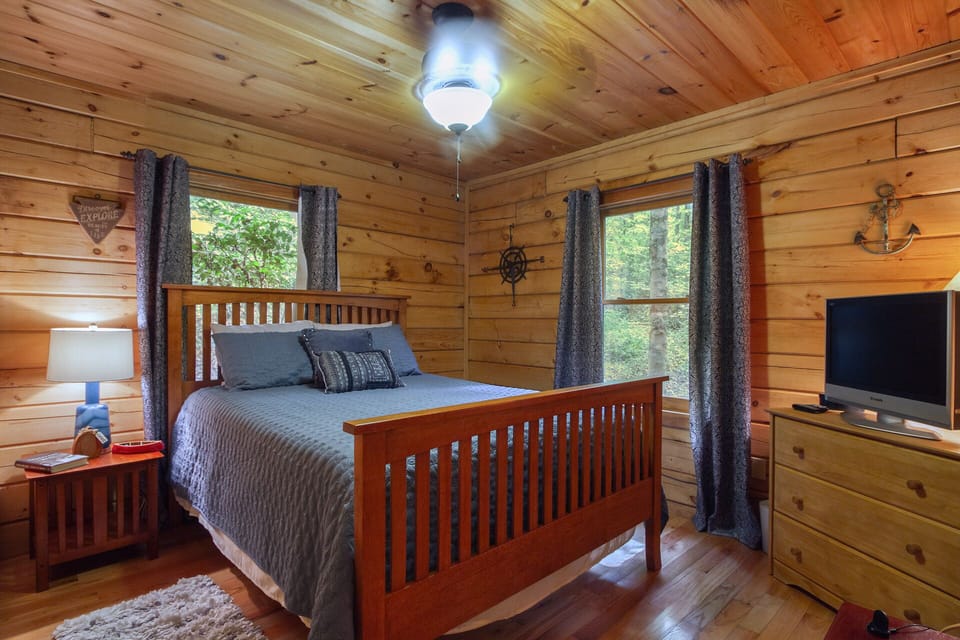 2nd bedroom has queen size bed 