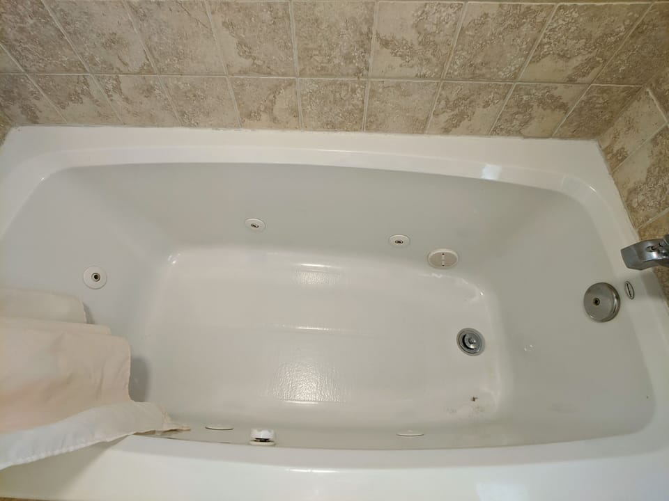 Jetted tub
