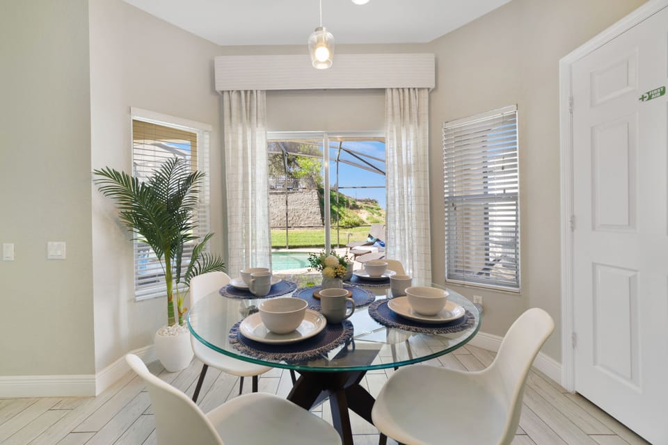 Additional seating for 4 poolview!
