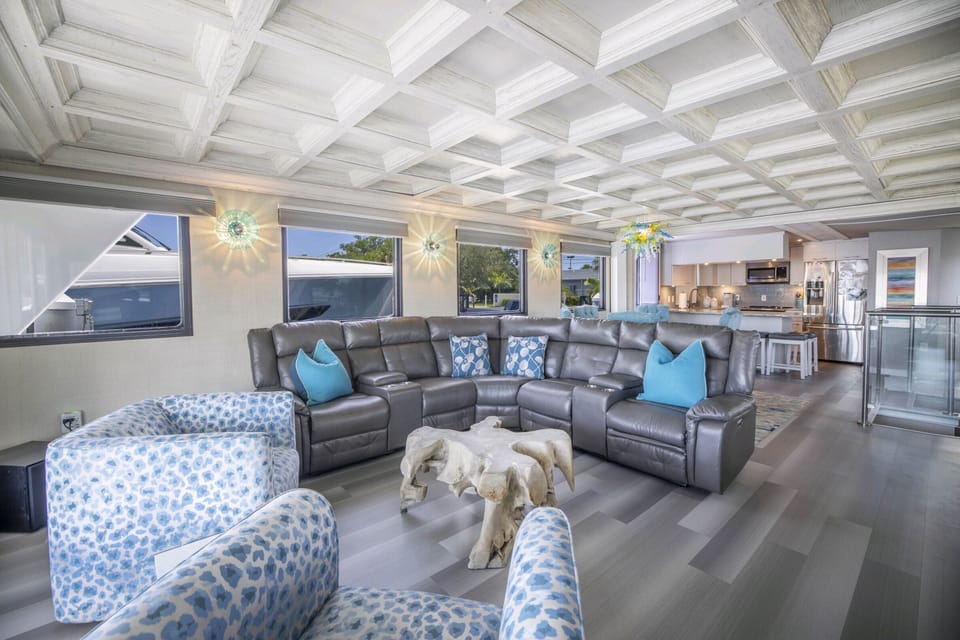 Wide open and state of the art, the Lady Pearl elegantly welcomes you !