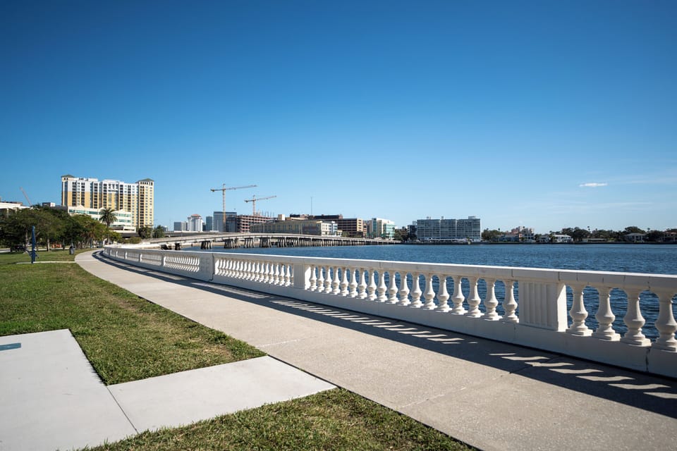 One block to Bayshore, walk to Tampa General, Riverwalk, DownTown Tampa!