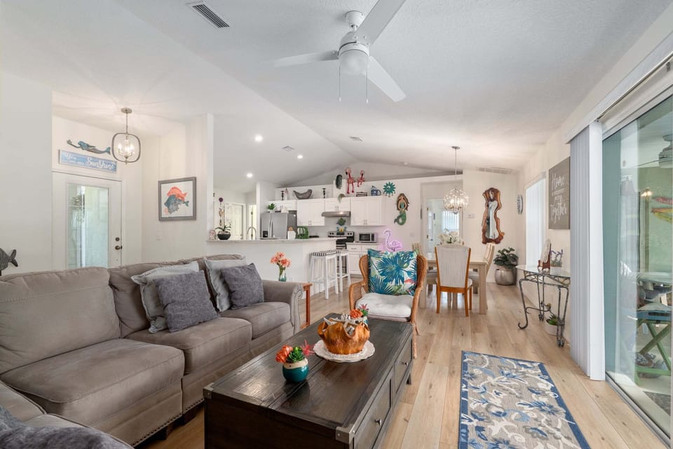 Home Decor, Building, Furniture, Indoors, Living Room