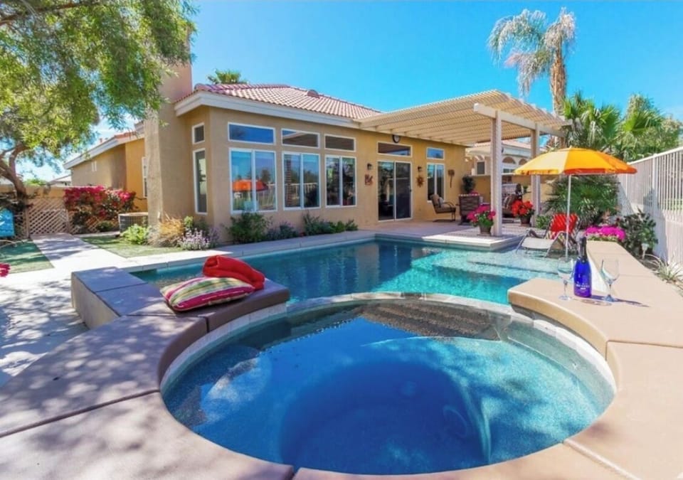 Relaxing Heated Pool with a Spa in the jacuzzi!