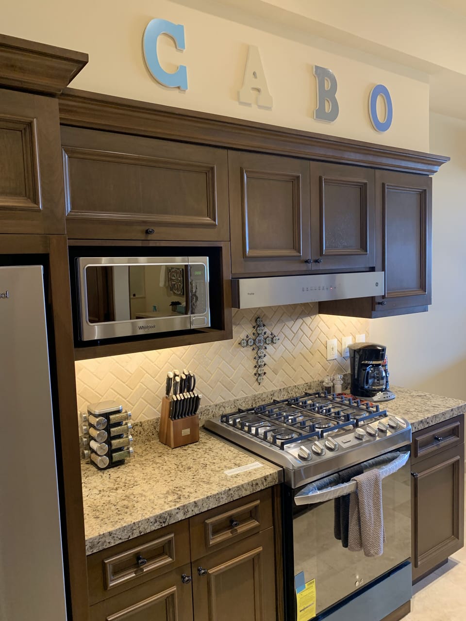 Ful kitchen.