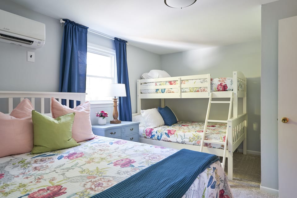 Upstairs bedroom #5 Queen, Twin, Double Beds NEW memory foam mattresses.