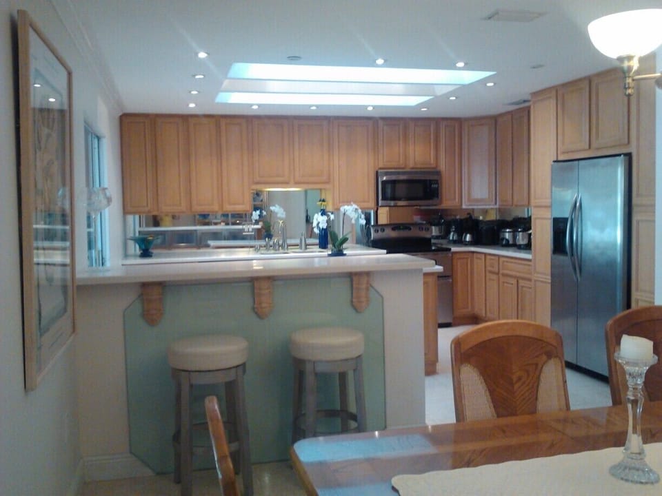 DINING ROOM BAR AND KITCHEN.
*notice the large skylights