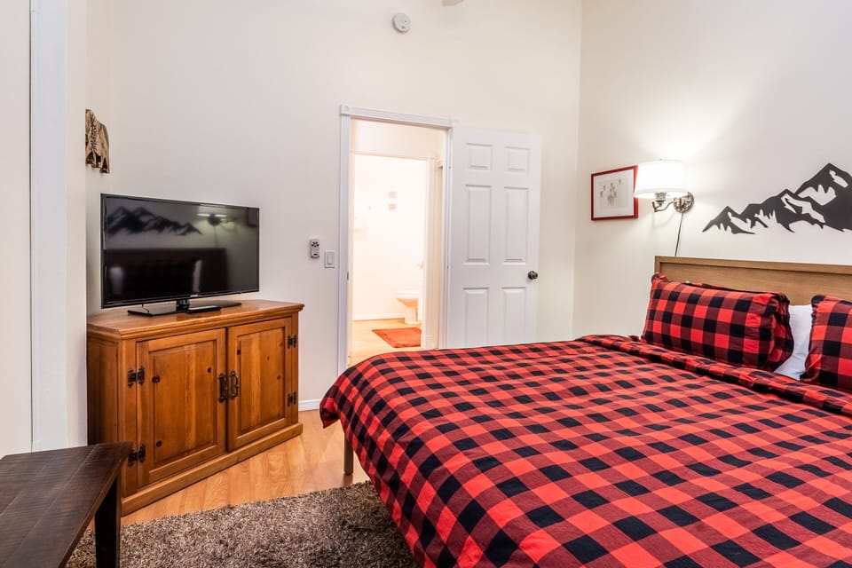 Master Bedroom - King / Flat Screen TV