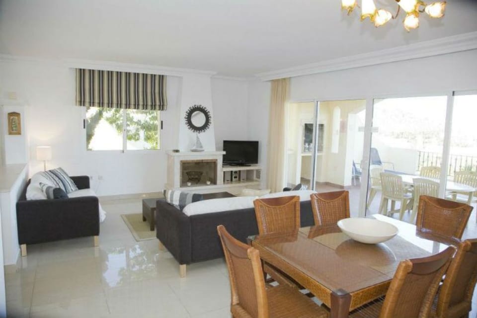Spacious Light & Airy Living & Dining