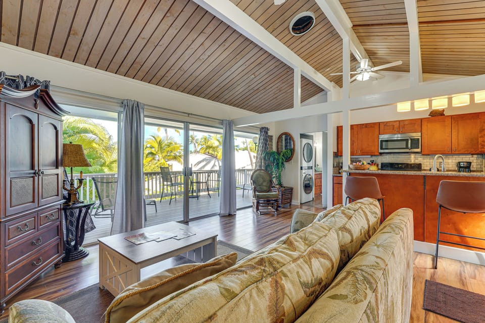 Living Room | Free WiFi | Cable TV | Sleeper Sofa