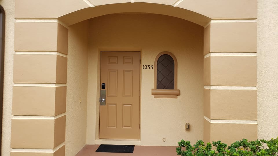Entrance of the Townhouse with E-Lock. No key exchange necessary.