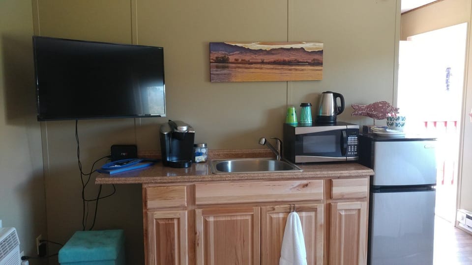 Kitchenette & TV