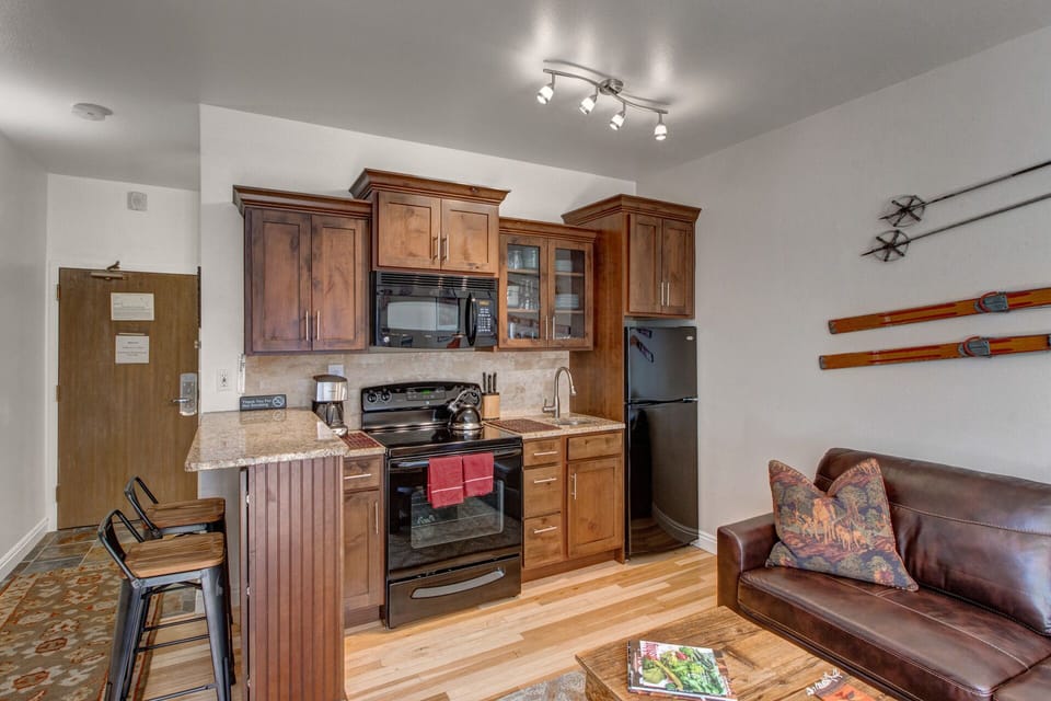 Prospector Lodge 804: Full kitchen