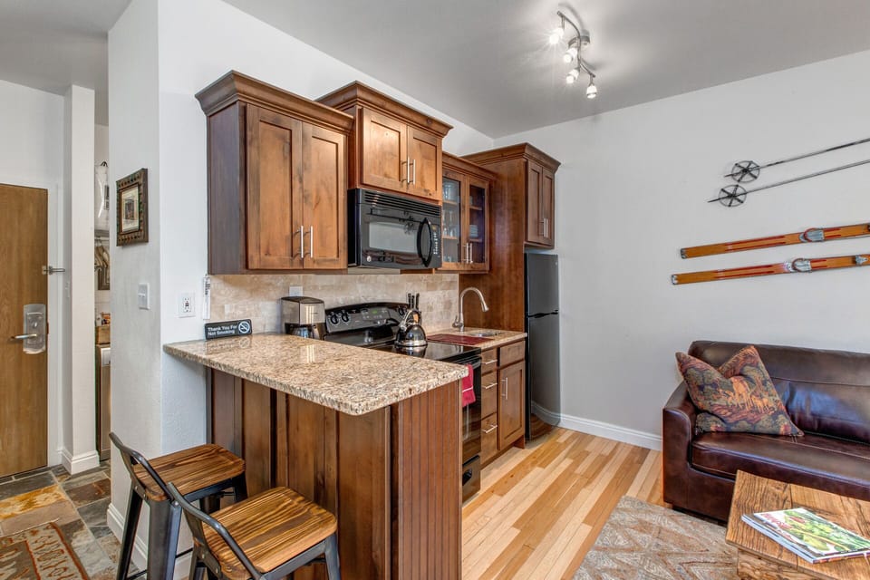 Prospector Lodge 804: Full kitchen