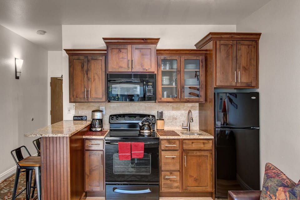 Prospector Lodge 804: Full kitchen
