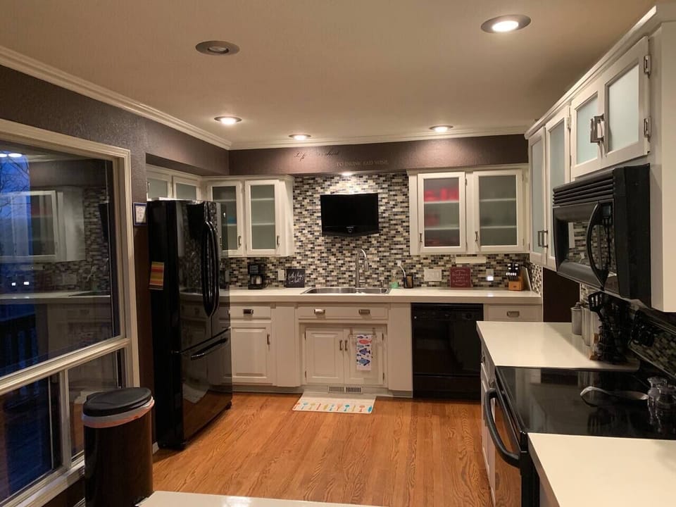 Cook with ease in a well-equipped kitchen featuring modern appliances and all the essentials.